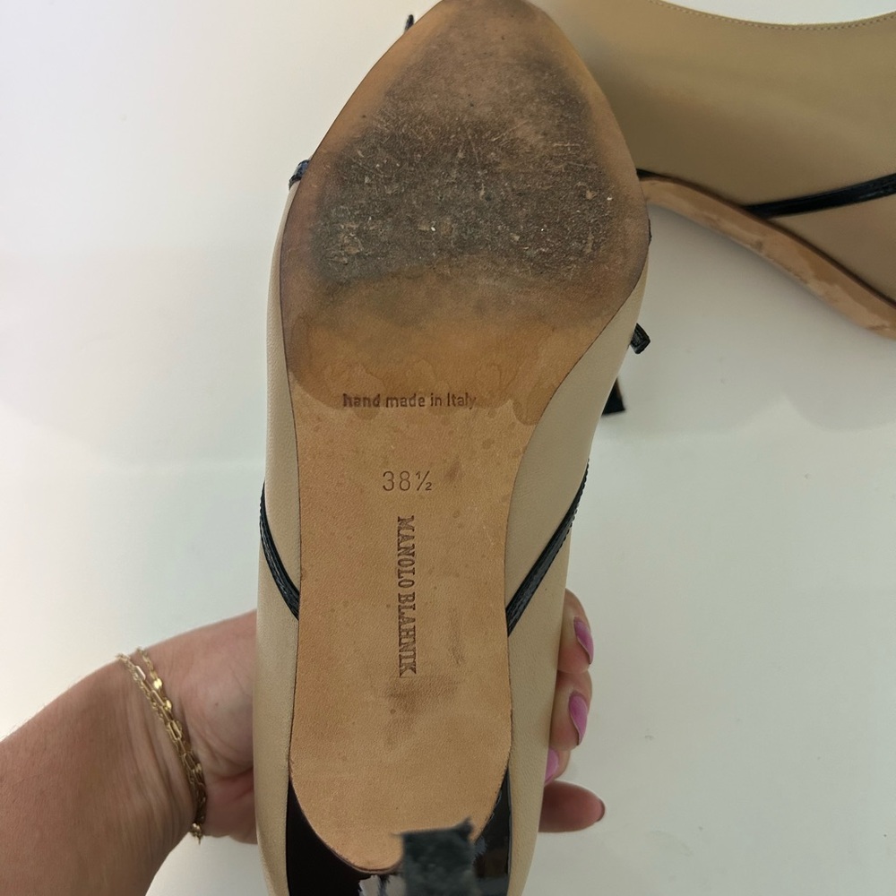 Manolo Blahnik - Beige & Black Patent Leather Pumps – Size 38.5 - Picture 8 of 9